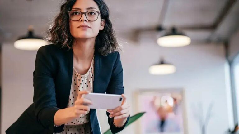 Mais que uma Voz: A Evolução e o Impacto dos Assistentes Virtuais Inteligentes