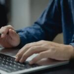 Como Escrever Roteiros Envolventes para Vídeos e Filmes com IA